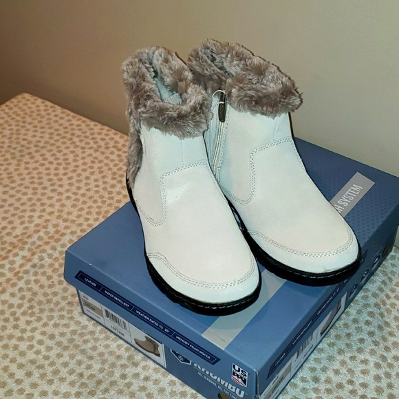 Khombu Women Boots, Size 7,  Color Cream - Picture 7 of 8